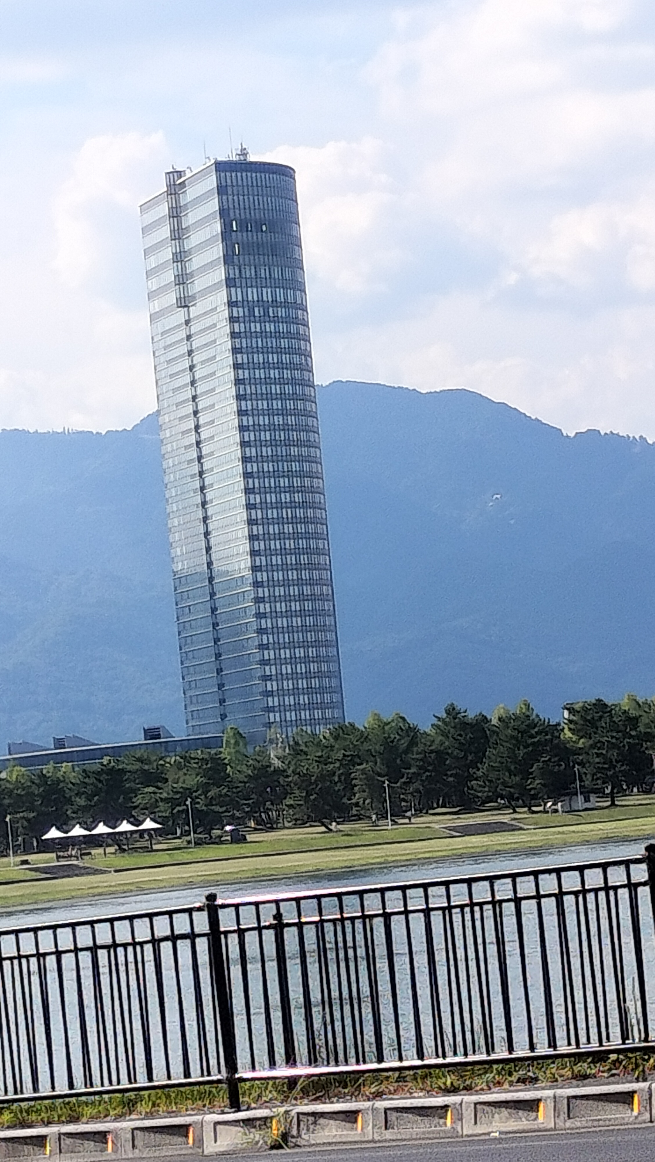 琵琶湖からのプリンスホテル