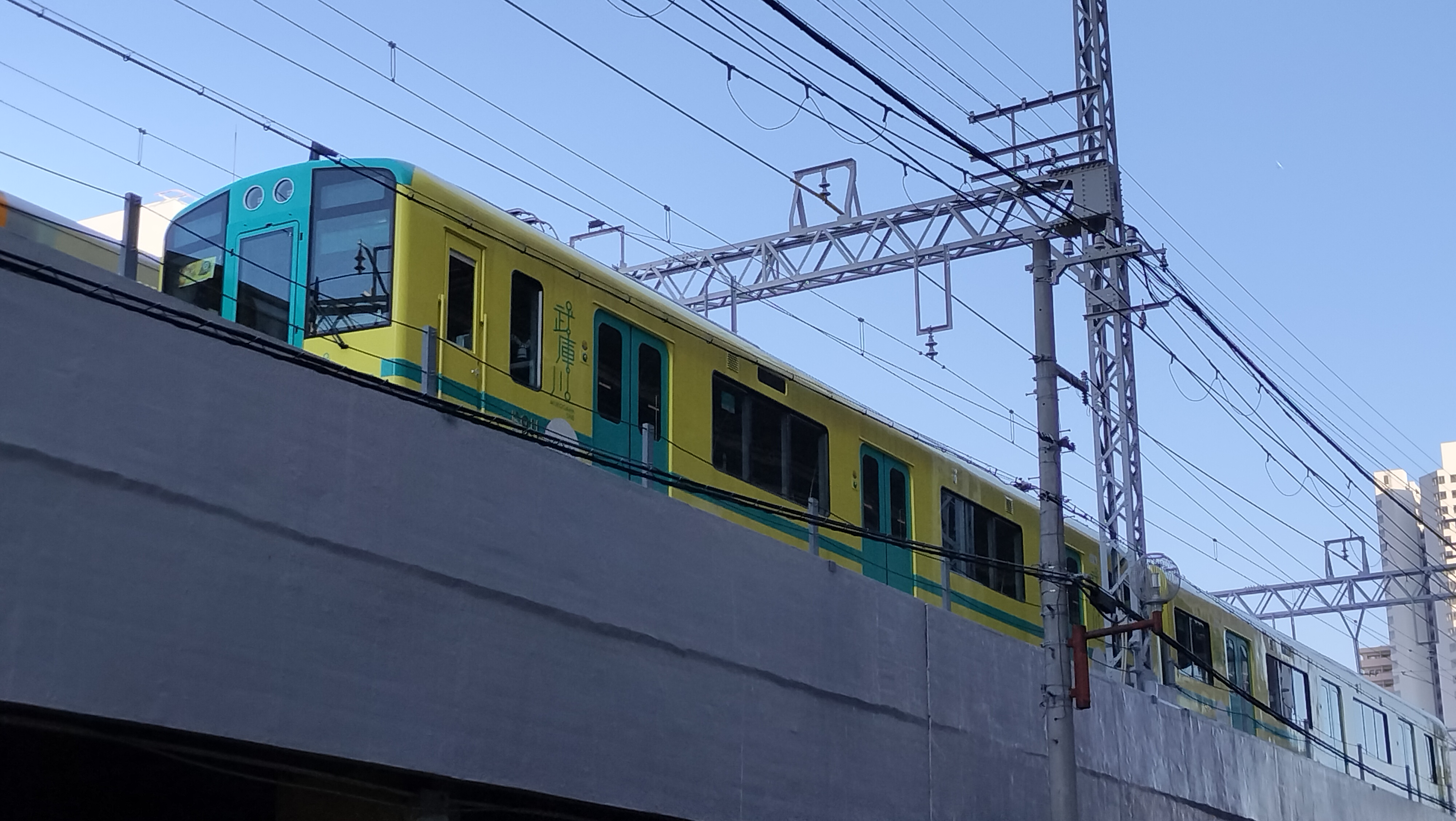 武庫川と書かれている電車