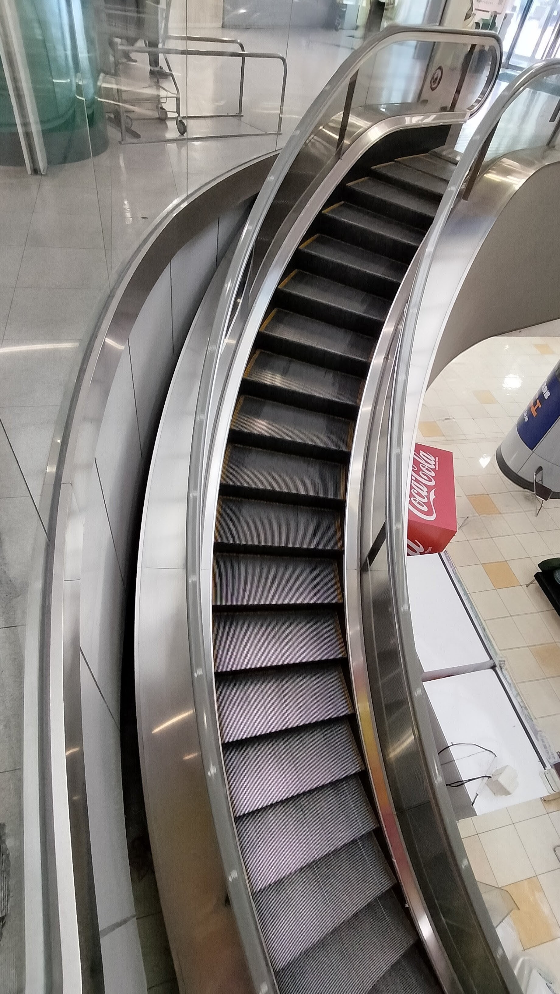 曲がっているエスカレーター