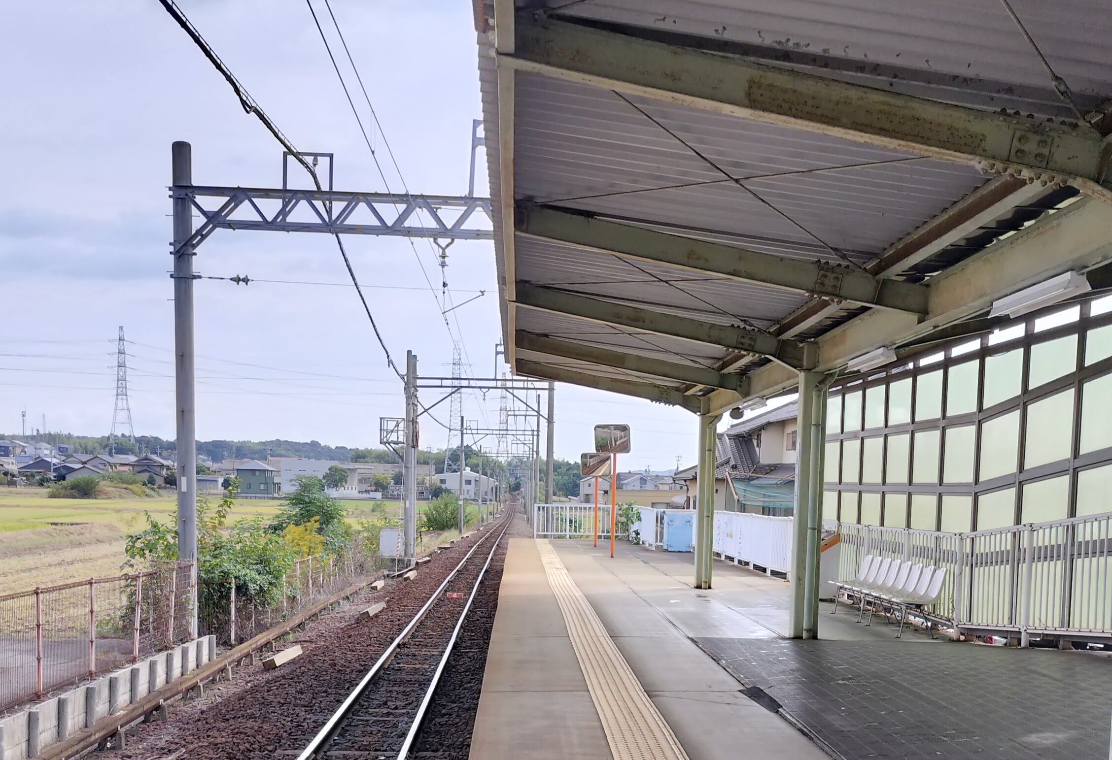 ホームから望む線路