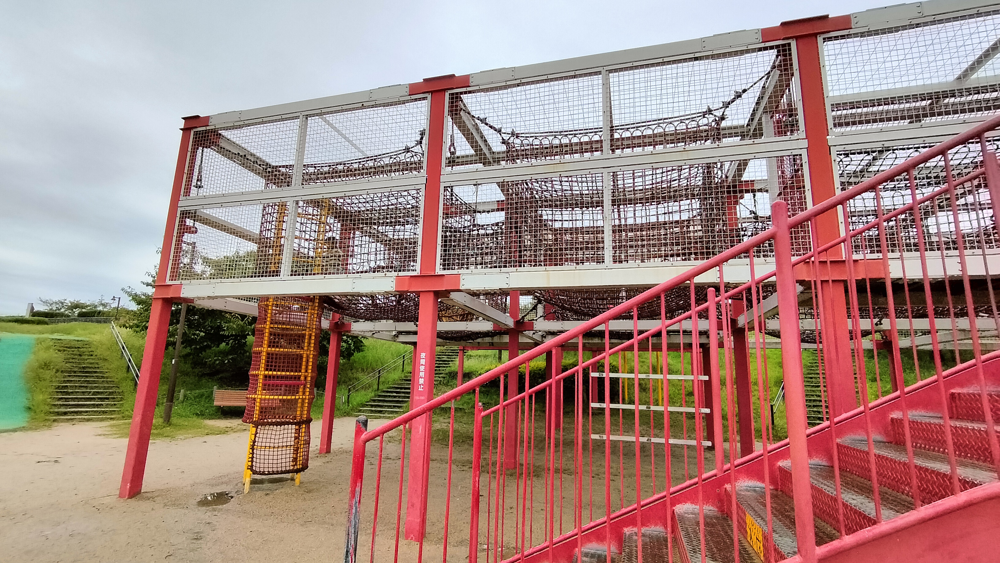 冒険の丘の遊具