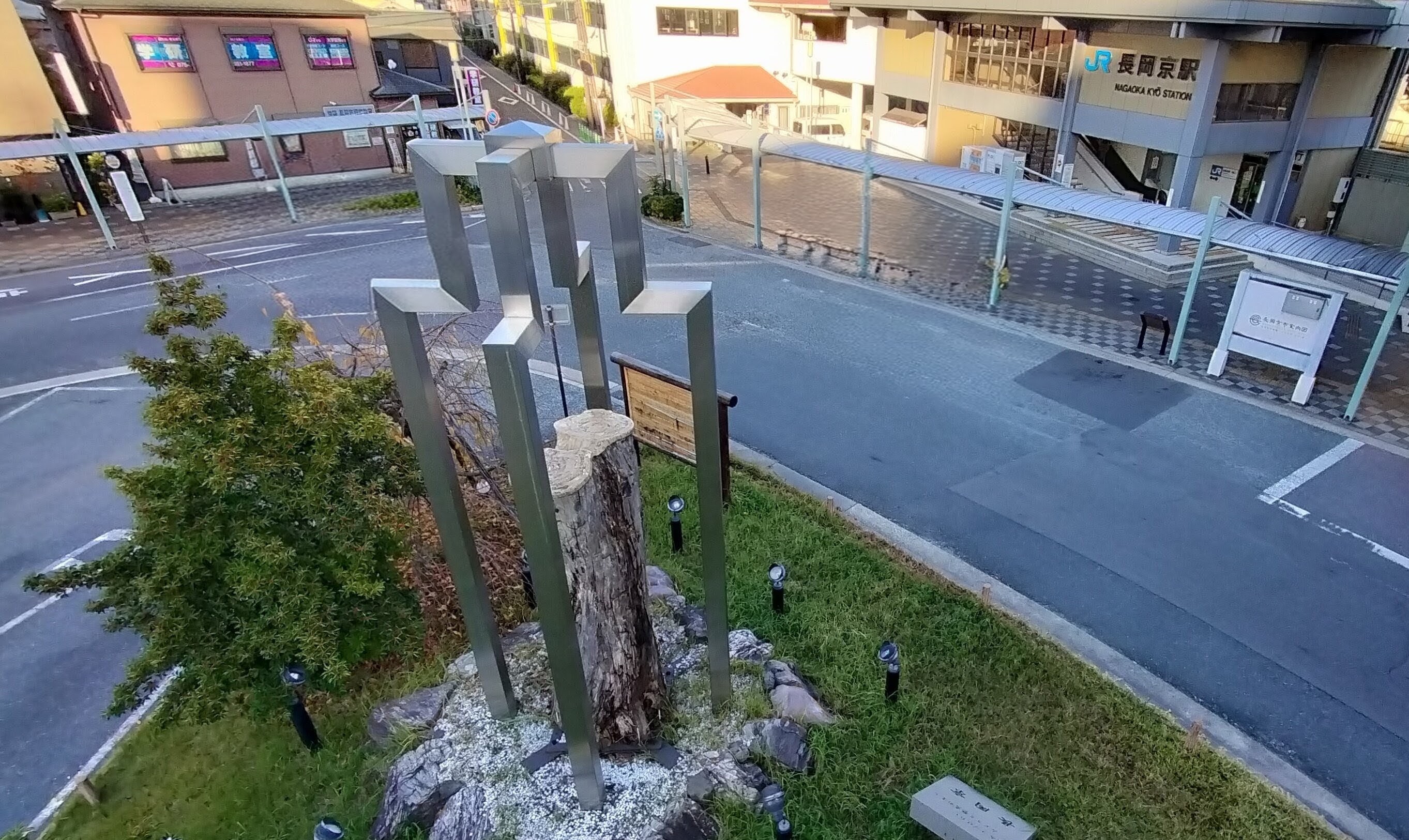 反対側のJR長岡京駅